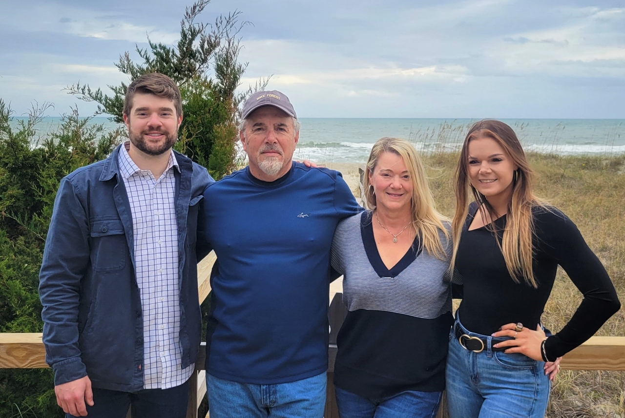 Ryan, Mark, Tracy and Elly family photo at the beach